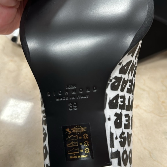 JOHN RICHMOND NAPPA PUMPS IN WHITE W/BLACK PRINT MADE IN ITALY SIZE 39/9 US